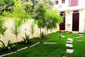 En hage utenfor Sree Kailas Apartment