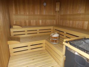 een grote houten sauna met een vat erin bij strandnahe FeWo mit Balkon, Residenz Bel Vital 42, Binz in Binz