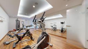 een fitnessruimte met 3 hometrainers in een kamer bij strandnahe FeWo mit Balkon, Residenz Bel Vital 42, Binz in Binz