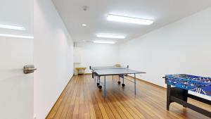 een kantoor met een tafeltennistafel in een kamer bij strandnahe FeWo mit Balkon, Residenz Bel Vital 42, Binz in Binz