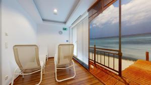 2 stoelen op een balkon met uitzicht op de oceaan bij strandnahe FeWo mit Balkon, Residenz Bel Vital 42, Binz in Binz