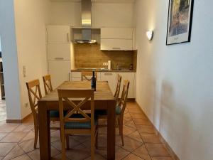 een keuken en eetkamer met een tafel en stoelen bij Gabi mit Pool und Sauna in Übersee