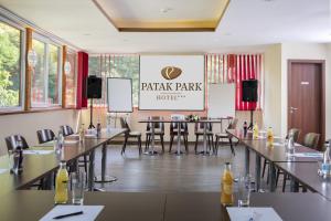 una sala de conferencias con mesas y sillas y un cartel que lee Parkark Park hotel en Patak Park Hotel Visegrád en Visegrád
