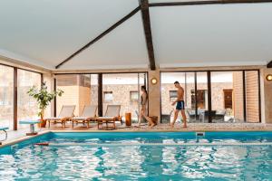 Bazén v ubytovaní BIO HOTEL & WELLNESS Zlatý Hýľ alebo v jeho blízkosti