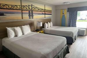 路易維爾的住宿－路易斯維爾博覽中心/機場戴斯酒店，酒店客房带两张床和一座桥