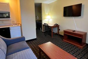 Habitación de hotel con cama y escritorio en Super 8 by Wyndham Indianapolis/NE/Castleton Area, en Indianápolis
