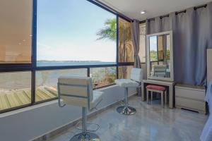 a therapy room with two chairs and a window at Lujoso apartamento con vista al mar in Cartagena de Indias