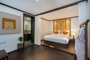 a hotel room with a bed and a bathroom at Dasein Youlan Hotel in Beijing