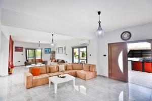 IskeleにあるVilla Aysa, Yeni Iskeleのソファとテーブルのあるリビングルーム