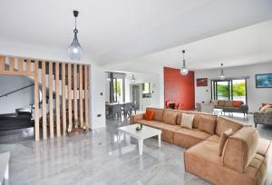 IskeleにあるVilla Aysa, Yeni Iskeleのソファとテーブルのあるリビングルーム