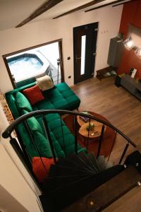 ein Wohnzimmer mit einem grünen Sofa und einem Tisch in der Unterkunft Golden Pinpoint in Gornje Vratno