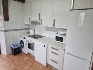 A kitchen or kitchenette at Casa de Campoo