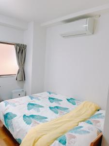 長崎市にあるひまわりHotelのベッドルーム1室(掛け布団付きのベッド1台付)
