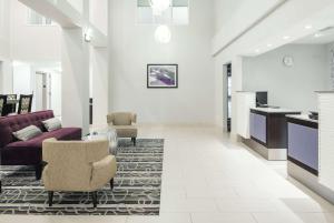uma sala de estar com um sofá e uma mesa em La Quinta by Wyndham Fairfield - Napa Valley em Fairfield