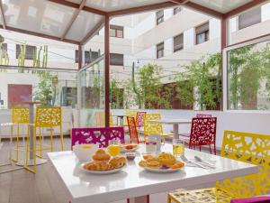 una mesa con platos de comida encima en Novotel Suites Perpignan Centre en Perpiñán