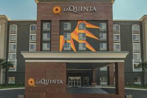 a building with a painting on the side of it at La Quinta Inn & Suites by Wyndham San Antonio Downtown in San Antonio