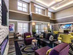 sala de estar con sofá y sillas en La Quinta Inn & Suites by Wyndham San Antonio Downtown, en San Antonio