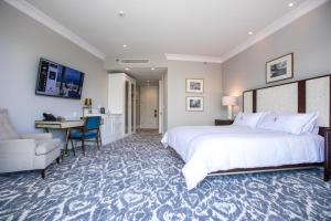 Postel nebo postele na pokoji v ubytování Royal Blue Hotel