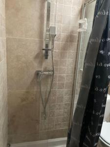 Et badeværelse på Charmant logement à Romainville + 7 billeder