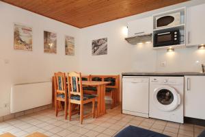 Η κουζίνα ή μικρή κουζίνα στο Domaine des Chênes Rouges - Appt 3 étoiles pour 4p dans chalet