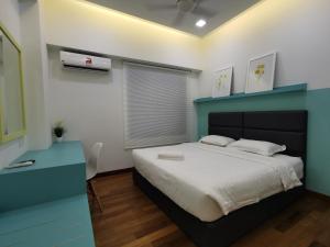 Jazz Service Suite Tanjung Tokong في Bagan Jermal: غرفة نوم مع سرير كبير مع اللوح الأمامي الأزرق