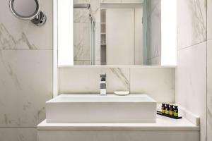 A bathroom at TRYP by Wyndham Corfu Dassia