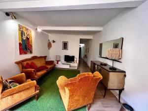 een woonkamer met 2 banken en een televisie bij La casa del papavero in Lucca