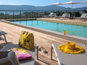 Bazén v ubytování ibis Styles Porto Vecchio nebo v jeho okolí