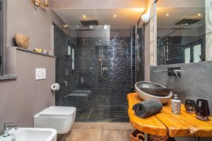 ein Badezimmer mit einer Dusche, einem Waschbecken und einer Badewanne in der Unterkunft Sikelia Relais 2 in Linguaglossa