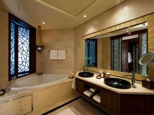 Bilik mandi di Raffles Dubai