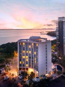 eine Darstellung eines Gebäudes mit dem Ozean im Hintergrund in der Unterkunft Hilton Garden Inn Darwin in Darwin