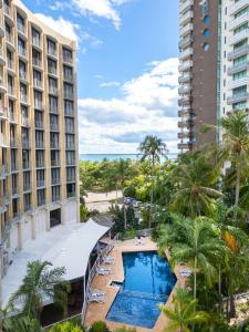 una vista aérea de un complejo con piscina y palmeras en Hilton Garden Inn Darwin, en Darwin