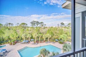 ein Bild eines Swimmingpools vom Balkon in der Unterkunft Spacious 3BR Condo with Pool and Hot Tub, near Disney! in Orlando