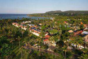 uma vista aérea de um resort perto do oceano em Wyndham Alltra Samana All Inclusive Resort em Las Galeras