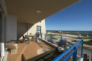 d'un balcon avec une table et une vue sur l'océan. dans l'établissement Casa Areia Ornata, à Lagos