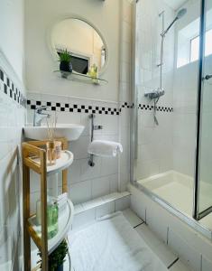 Bilik mandi di Exquisite City Centre 5 Bedroom House - LT Villa +34 gambar