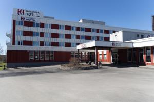 budynek z parkingiem przed nim w obiekcie Karlskoga Hotell & Konferens w mieście Karlskoga