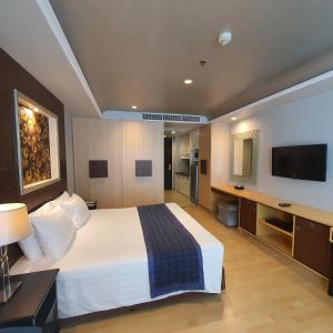 Habitación de hotel con cama y TV de pantalla plana. en Admiral Premier Bangkok, en Bangkok