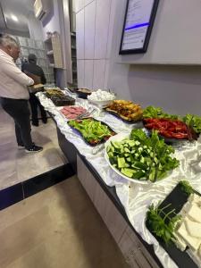 - un buffet avec différents types de nourriture dans l'établissement Balkan Palace Edirne, à Edirne
