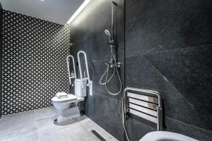 PAMPHYLIA HOTEL tesisinde bir banyo