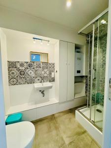 La salle de bains est pourvue de toilettes et d'un lavabo. dans l'établissement Design Apartaments, à Ostrów Wielkopolski
