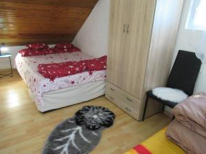 Un pat sau paturi într-o cameră la Halász Apartman Ábrahámhegy