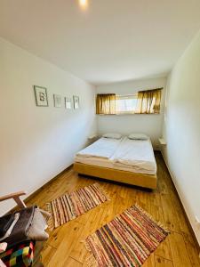 - une petite chambre avec un lit et une fenêtre dans l'établissement Design Apartaments, à Ostrów Wielkopolski