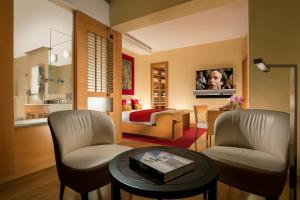 TV a/nebo společenská místnost v ubytování Bio Hotel Raphael - Relais & Châteaux
