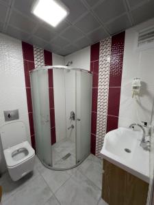 y baño con ducha, aseo y lavamanos. en Kars Center Hotel, en Kars