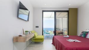 1 dormitorio con 1 cama, 1 mesa y 1 silla en VILLA SABBIE ROSSE 6, Emma Villas, en Ovile la Marinella