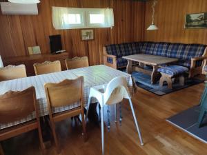 uma sala de estar com uma mesa e um sofá em Haugheim Two-Bedroom Cottage em Birkeland