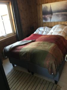 łóżko w sypialni z oknem w obiekcie New and cozy family cabin on Golsfjellet w mieście Golsfjellet