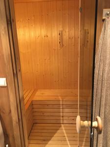 drewniana sauna z drewnianą podłogą i drewnianymi ścianami w obiekcie New and cozy family cabin on Golsfjellet w mieście Golsfjellet