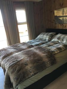 sypialnia z 2 łóżkami i oknem w obiekcie New and cozy family cabin on Golsfjellet w mieście Golsfjellet